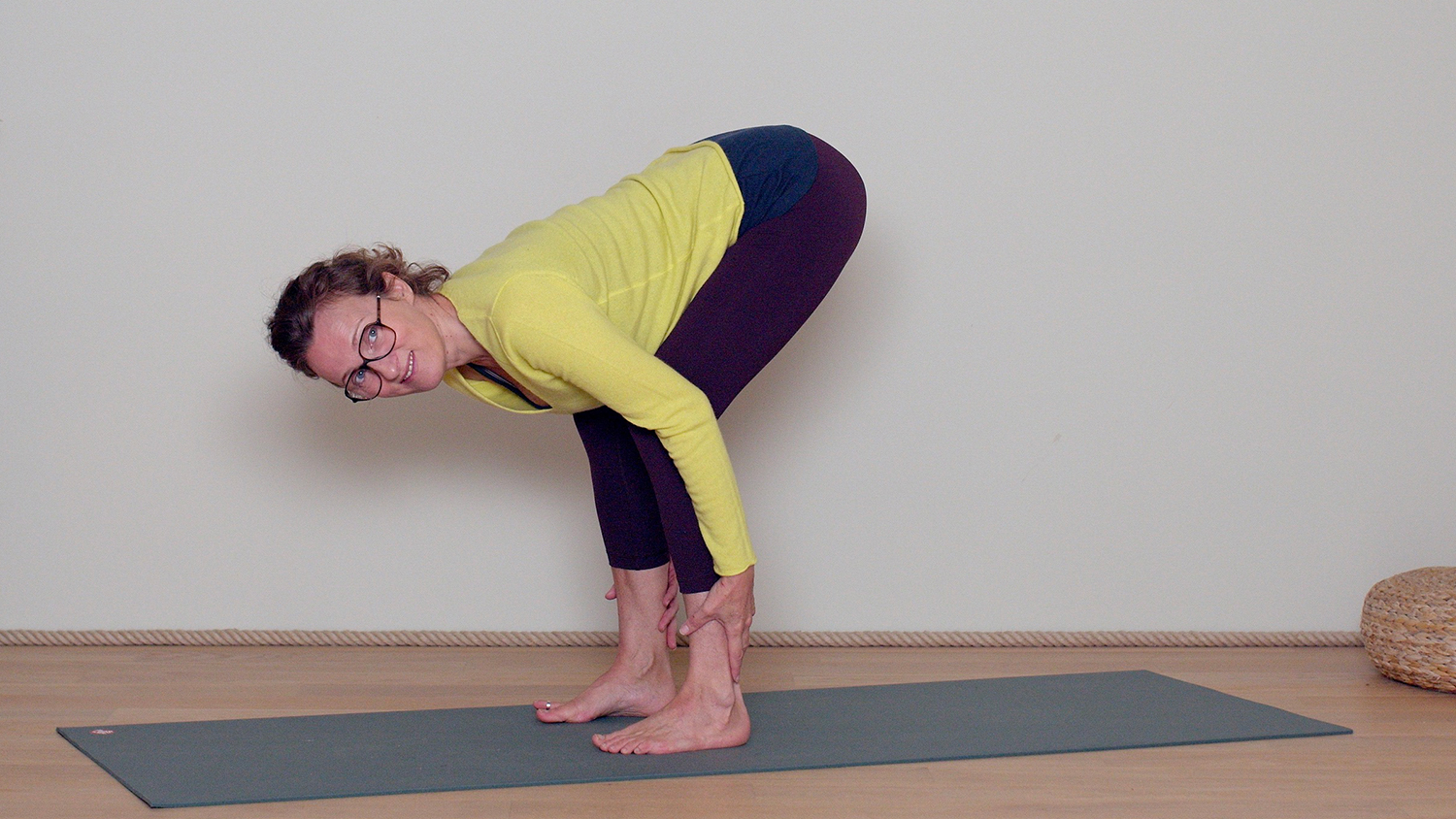 Comment assouplir le dos dans les flexions avant ? | Cours de yoga en ligne avec Delphine Denis | Techniques du Yoga