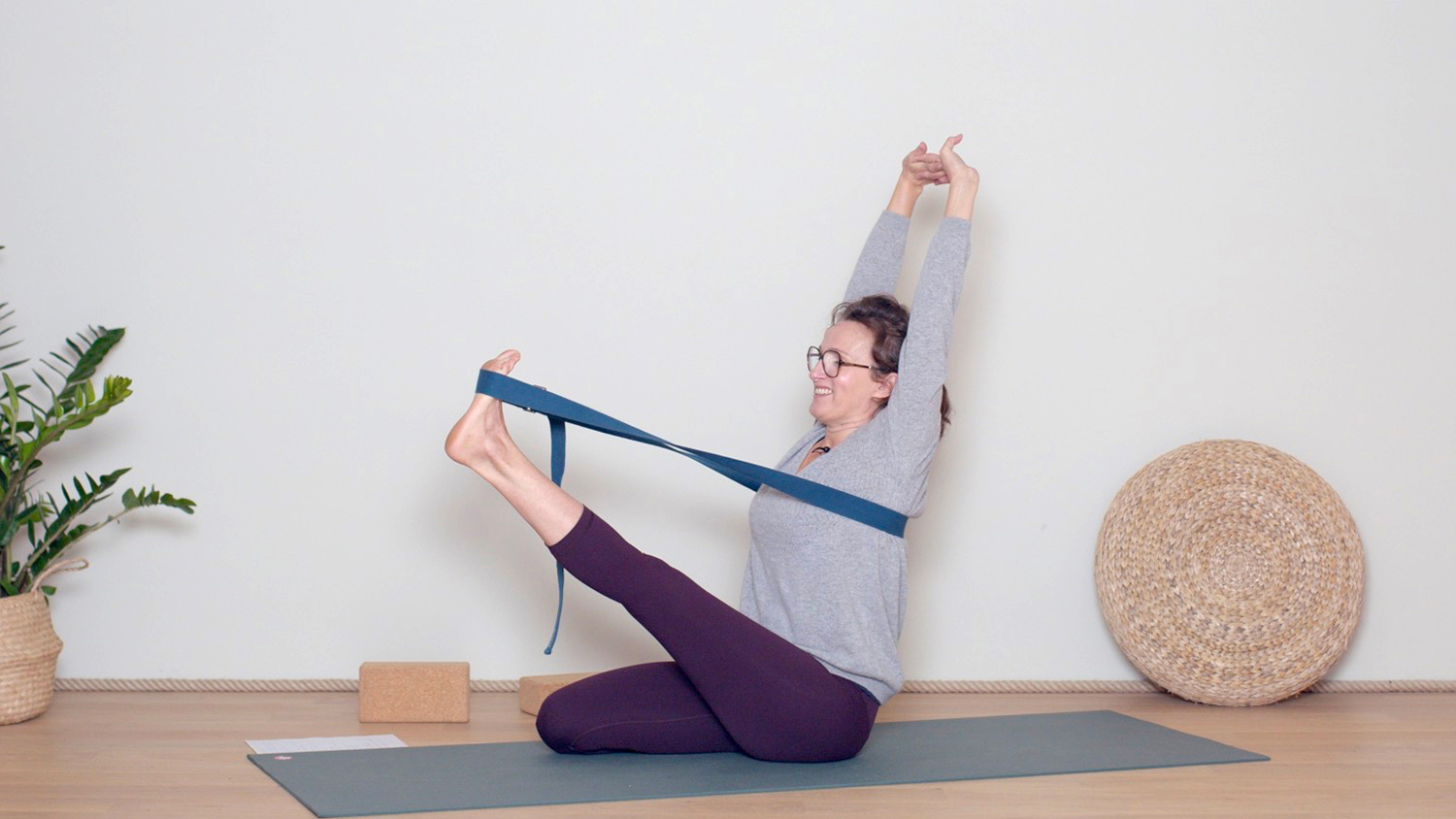 Explorer les 5 mouvements du dos | Cours de yoga en ligne avec Delphine Denis | Hatha Yoga dynamique