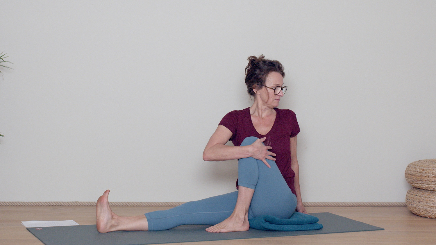 Spécial dos : en cas de sciatique | Cours de yoga en ligne avec Delphine Denis | Hatha Yoga doux