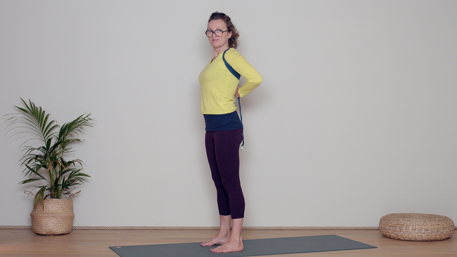 Que signifie "Glisser les omoplates vers le bas du dos ?" | Cours de yoga en ligne avec Delphine Denis | Techniques du Yoga