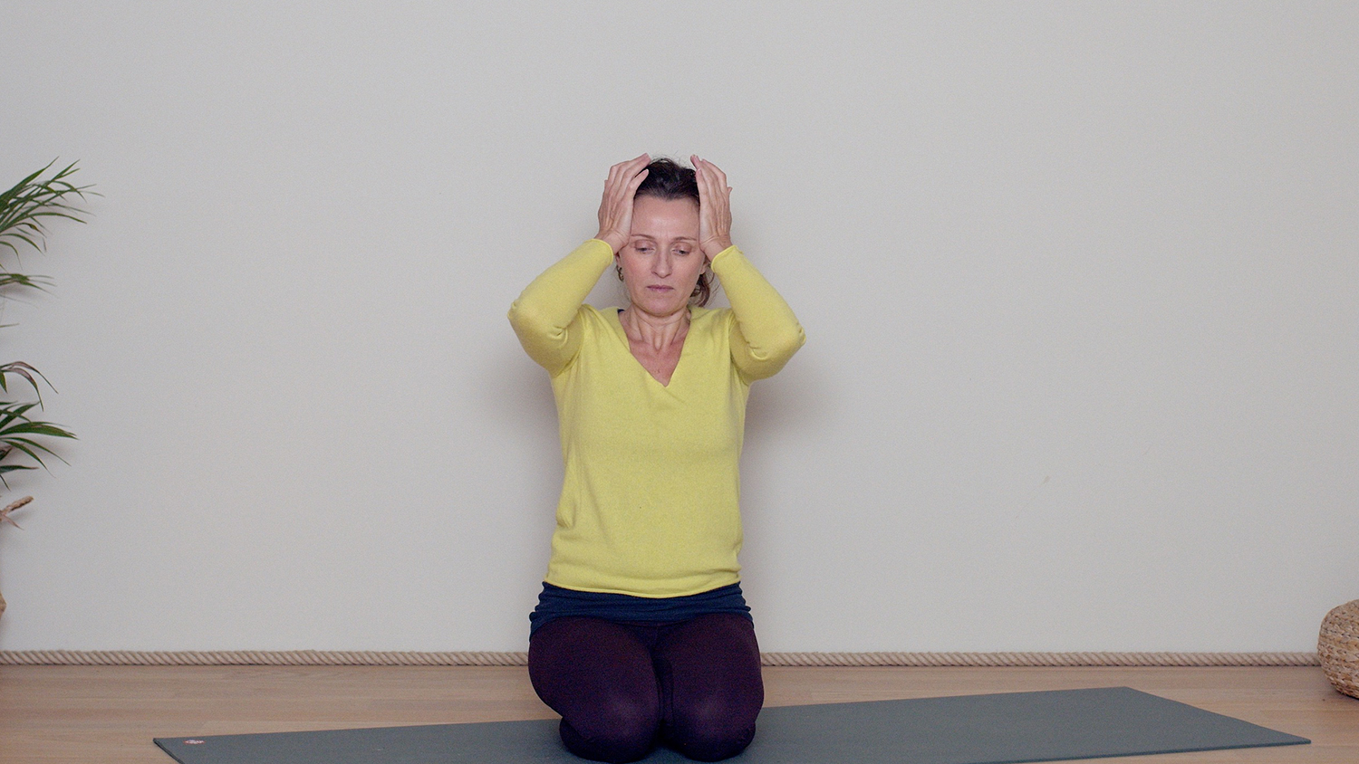 Comment relâcher les tensions du visage ? | Cours de yoga en ligne avec Delphine Denis | Techniques du Yoga
