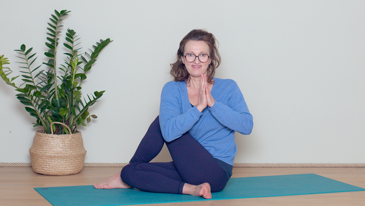 Jour 2 : Améliorer la digestion (pour régénérer Ojas) | Cours de yoga en ligne avec Delphine Denis | Ayurveda, Hatha Yoga dynamique