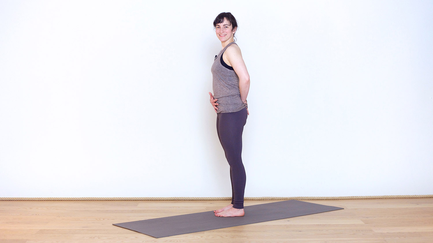 Protéger le dos en posture debout pendant la grossesse | Cours de yoga en ligne avec Valentine Peltier | Prénatal