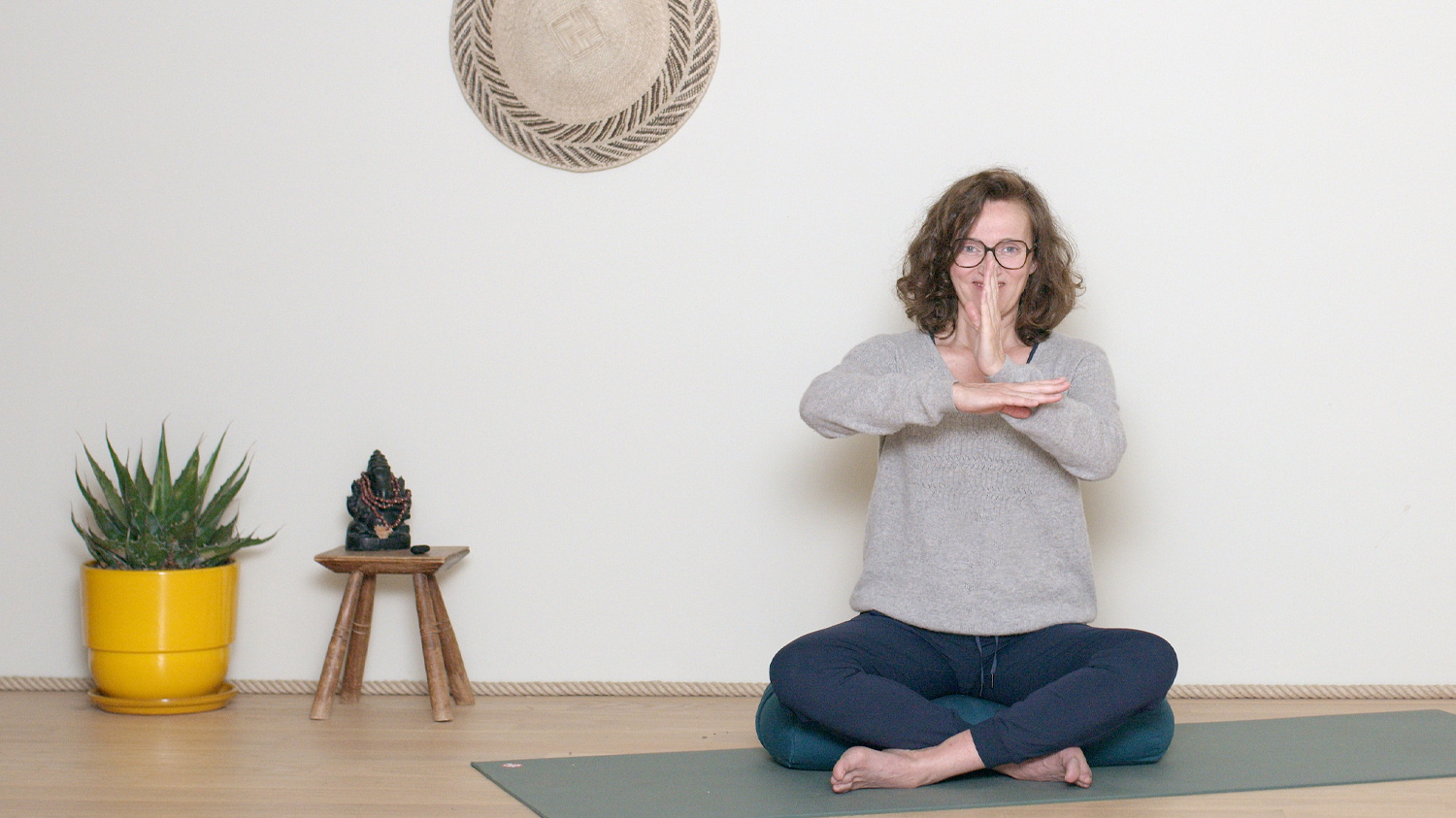 Méditation 5 : Ici et Maintenant | Cours de yoga en ligne avec Delphine Denis | Méditation