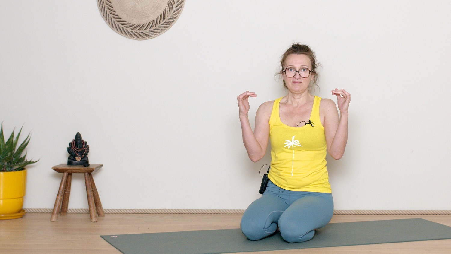 Comment progresser dans les salutations au soleil | Cours de yoga en ligne avec Delphine Denis | Techniques du Yoga