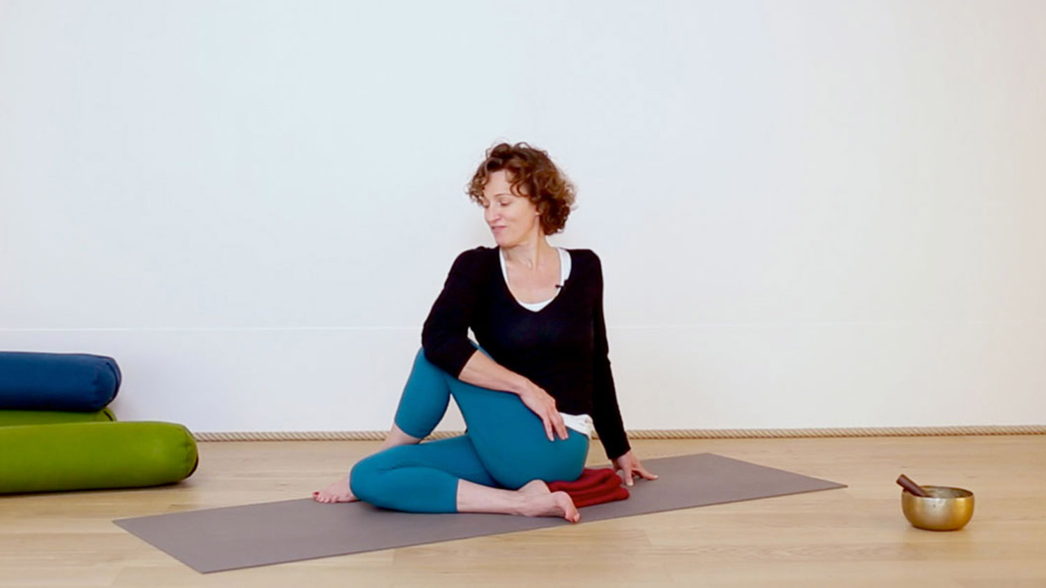 La demi-torsion | Cours de yoga en ligne avec Delphine Denis | Hatha Yoga doux
