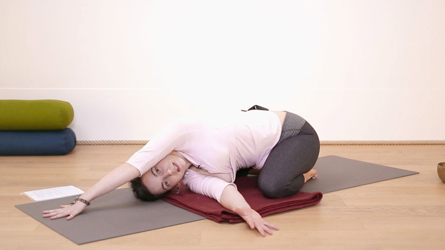Soulager le haut du dos pendant et après la grossesse | Cours de yoga en ligne avec Valentine Peltier | Postnatal, Prénatal