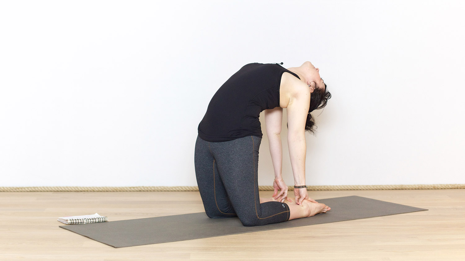 Pratique du matin pour réveiller le système nerveux | Cours de yoga en ligne avec Valentine Peltier | Yoga Vinyasa