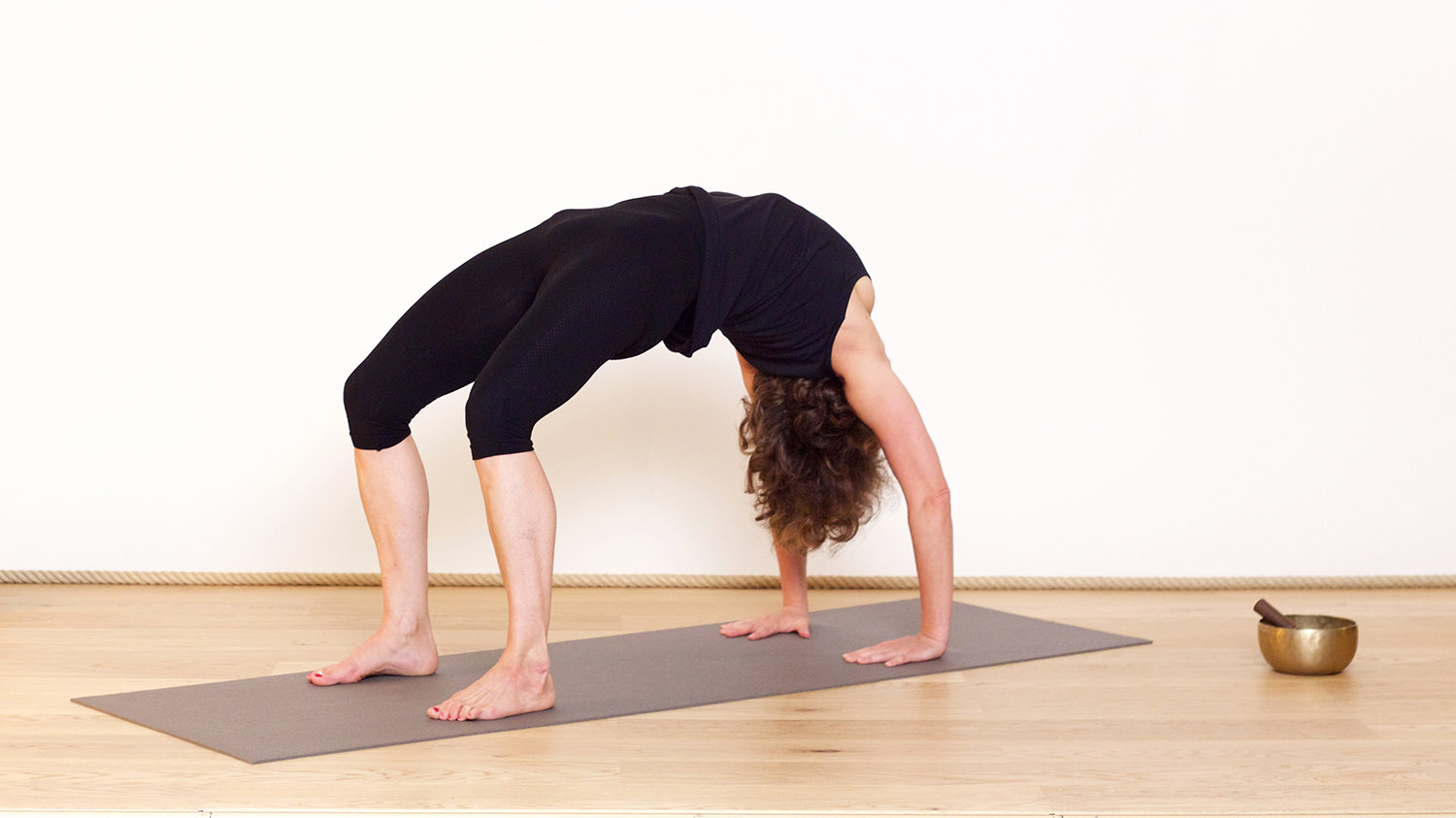 La posture du pont | Cours de yoga en ligne avec Delphine Denis | Yoga Vinyasa