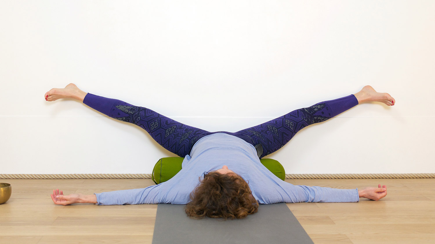 Se régénérer les pieds au mur | Cours de yoga en ligne avec Delphine Denis | Restorative Yoga, Yin Yoga