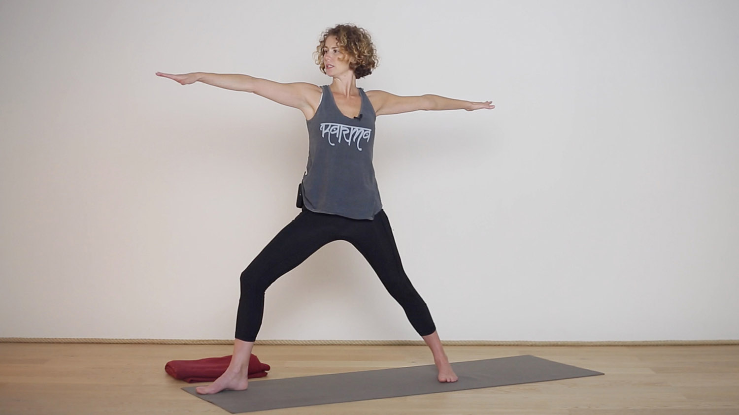 Rester centré toute la journée | Cours de yoga en ligne avec Emma Ford | Yoga Vinyasa