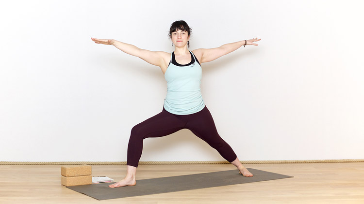 Suivre le cours de yoga en ligne Les postures debout avec Valentine Peltier | Yoga Vinyasa