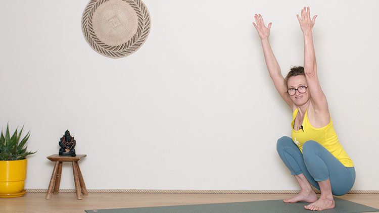 Suivre le cours de yoga en ligne La salutation des Vayus avec Delphine Denis | Hatha Yoga dynamique, Yoga Vinyasa