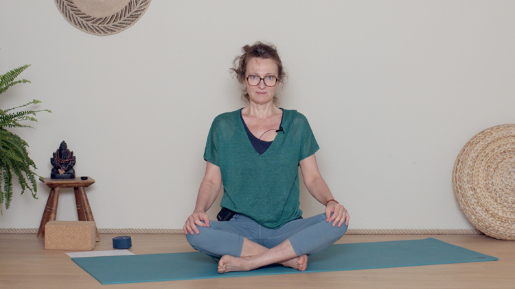 Suivre le cours de yoga en ligne Spécial canicule : relaxation et pranayama avec Delphine Denis | Hatha Yoga doux, Pranayama