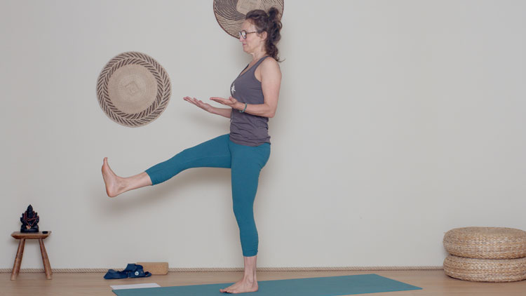 Suivre le cours de yoga en ligne Principe n° 2 : Engager ses muscles avec Delphine Denis | Hatha Yoga dynamique