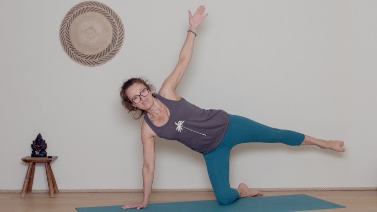 Suivre le cours de yoga en ligne Principe n° 3 : Intégrer tout le corps avec Delphine Denis | Hatha Yoga dynamique