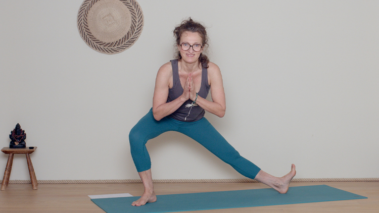 Suivre le cours de yoga en ligne Renforcement musculaire du bas du corps - Intermédiaire avec Delphine Denis | Hatha Yoga dynamique