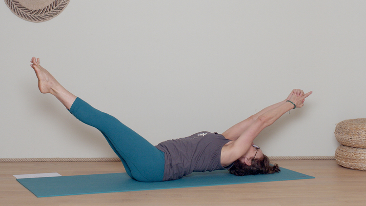 Suivre le cours de yoga en ligne Renforcement musculaire du centre du corps (le Feu - 3 septembre) avec Delphine Denis | Hatha Yoga dynamique