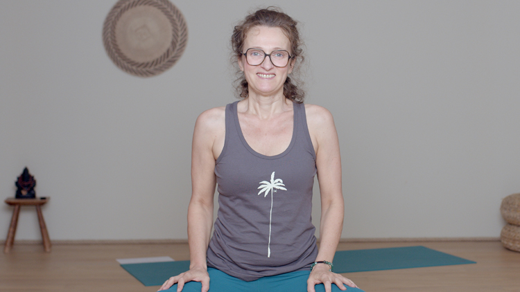 Suivre le cours de yoga en ligne Présentation du parcours Renforcement musculaire avec Delphine Denis | Présentations