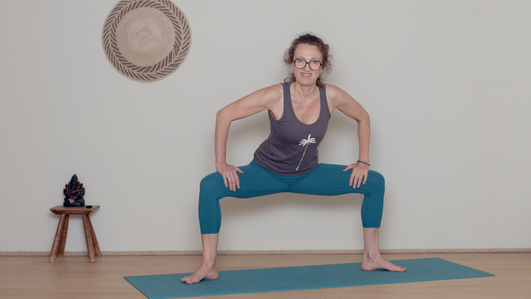 Suivre le cours de yoga en ligne Renforcement musculaire des jambes - Pour Tous avec Delphine Denis | Hatha Yoga dynamique