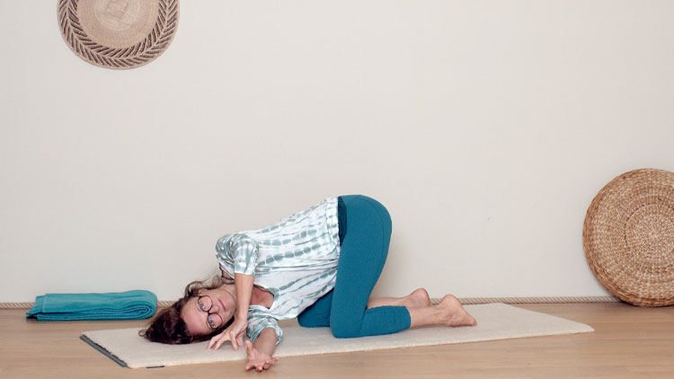 Suivre le cours de yoga en ligne Mardi soir : libérer le haut du corps avec Delphine Denis | Hatha Yoga doux