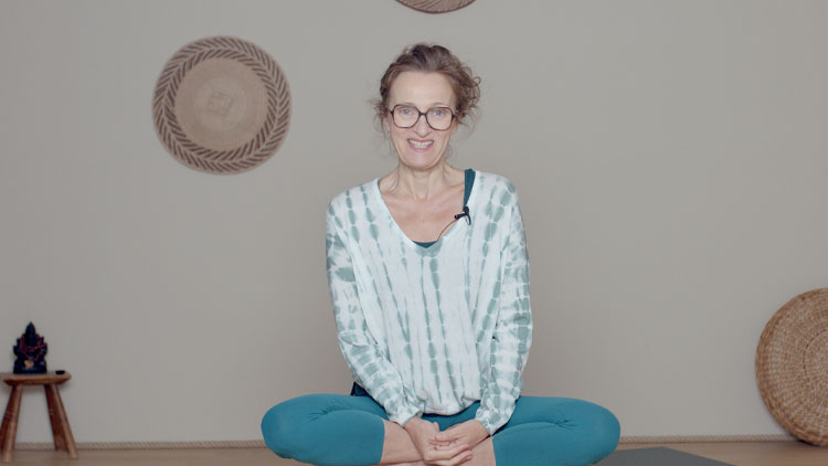 Suivre le cours de yoga en ligne Présentation du parcours Yoga du matin pour une journée sans stress avec Delphine Denis | Hatha Yoga dynamique
