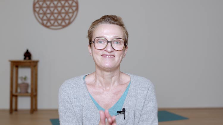 Suivre le cours de yoga en ligne Augmentation des tarifs (mais pas pour les abonnés !) avec Delphine Denis | Présentations