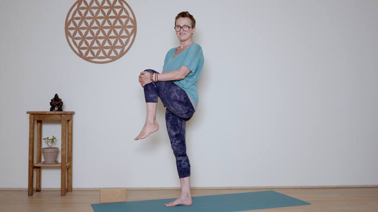 Suivre le cours de yoga en ligne Hatha Yoga dynamique - 30 minutes - Corps physique avec Delphine Denis | Hatha Yoga dynamique