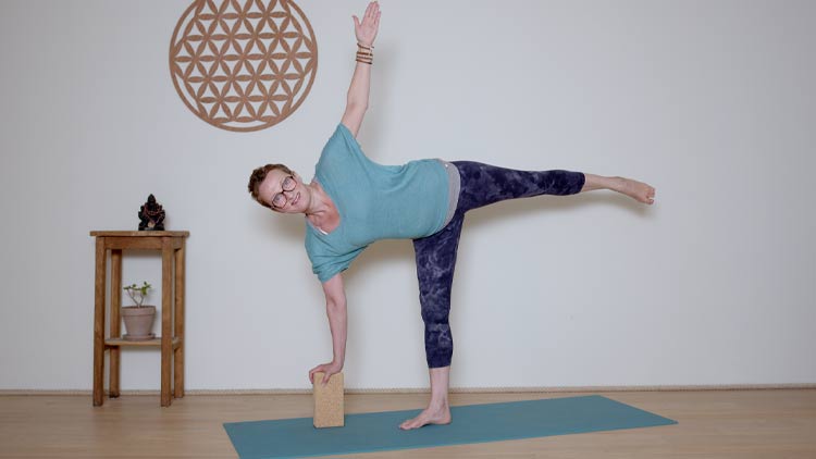 Suivre le cours de yoga en ligne Hatha Yoga dynamique - 30 minutes - Corps d'énergie avec Delphine Denis | Hatha Yoga dynamique