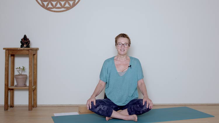 Suivre le cours de yoga en ligne Respiration & Méditation - 15 minutes - Corps mental avec Delphine Denis | Méditation, Pranayama