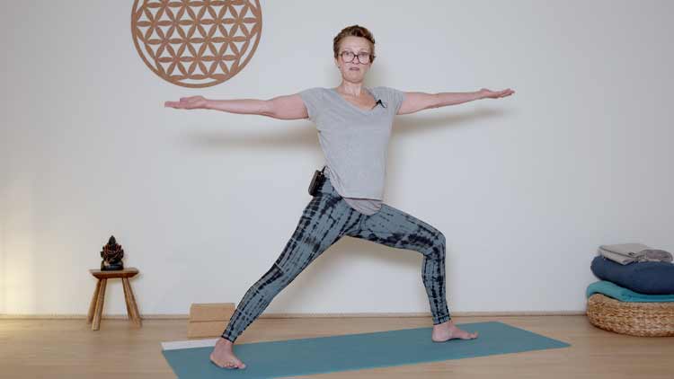 Suivre le cours de yoga en ligne Les 5 guerrier.e.s du Yoga avec Delphine Denis | Hatha Yoga dynamique