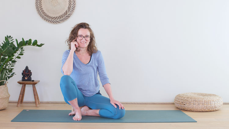 Suivre le cours de yoga en ligne Mon expérience du Yoga chez moi avec Delphine Denis | Présentations