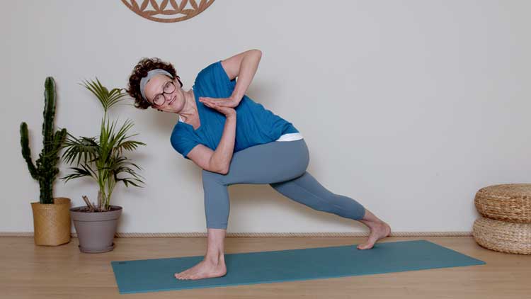 Suivre le cours de yoga en ligne Digestion et équilibre avec Samana Vayu le 30 avril avec Delphine Denis | Hatha Yoga dynamique
