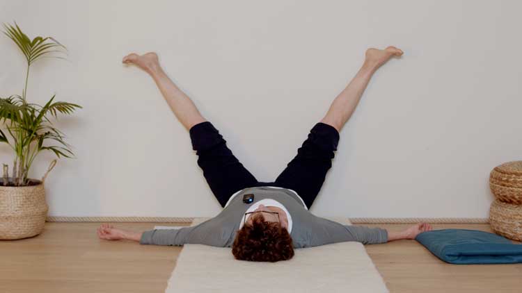Suivre le cours de yoga en ligne Préparer une bonne nuit dans votre lit avec Delphine Denis | Hatha Yoga doux