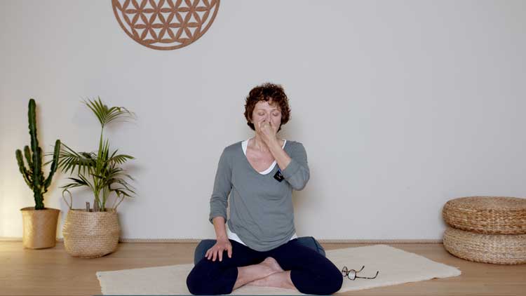 Suivre le cours de yoga en ligne La respiration alternée avec Delphine Denis | Pranayama, Présentations