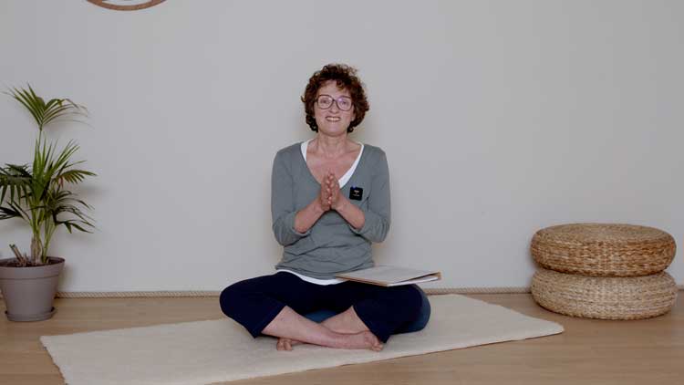 Suivre le cours de yoga en ligne Samedi 25 mai à 14:00 Questions/réponses Yoga pour bien dormir avec Delphine Denis | Présentations