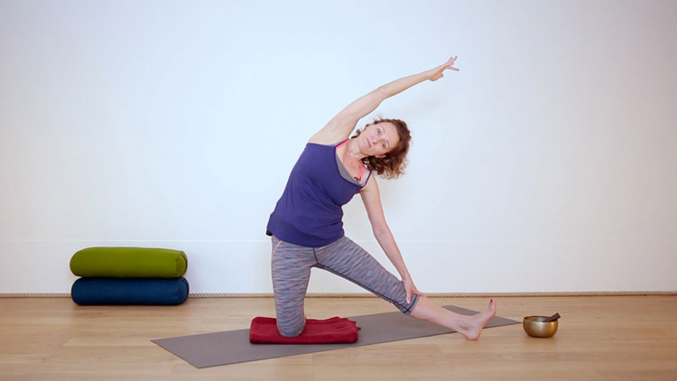 Suivre le cours de yoga en ligne Créer de l'espace à l'intérieur avec Delphine Denis | Hatha Yoga dynamique