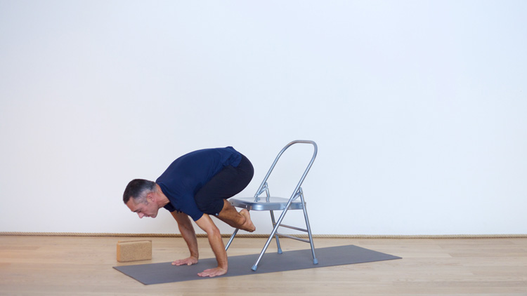 Suivre le cours de yoga en ligne Le corbeau sur une chaise avec Benoît Le Gourriérec | Yoga Vinyasa