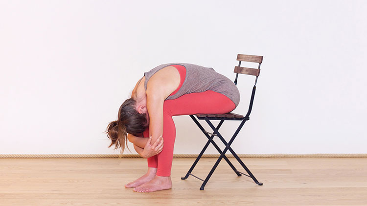 Suivre le cours de yoga en ligne Au bureau : détendre le haut du corps avec Élodie Prou | Hatha Yoga doux