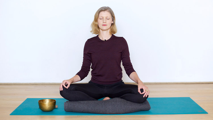 Suivre le cours de yoga en ligne Méditation relaxante contre le stress et l’anxiété avec Juliette de Cointet | Méditation