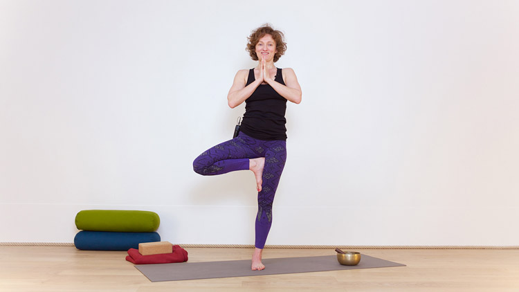 Suivre le cours de yoga en ligne S'installer dans l'arbre avec Delphine Denis | Hatha Yoga dynamique