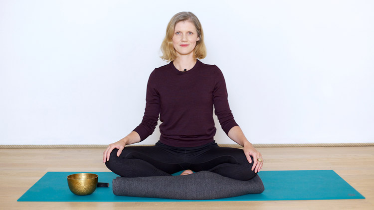 Suivre le cours de yoga en ligne Pleine présence dans l'espace avec Juliette de Cointet | Méditation