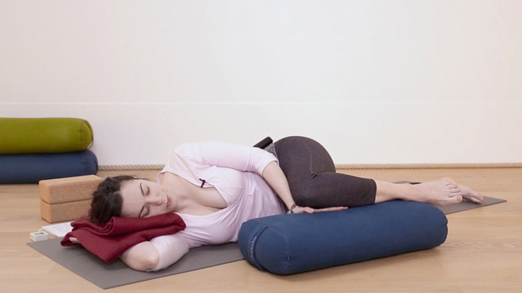 Suivre le cours de yoga en ligne Positions de détente en prénatal avec Valentine Peltier | Prénatal