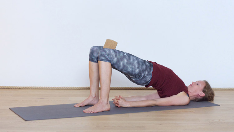 Suivre le cours de yoga en ligne La posture de Setu Bandhasana avec Anastasia Tikhonova | Alignement