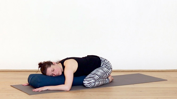 Suivre le cours de yoga en ligne Restorative yoga, pendant que bébé dort avec Sandra Bourdeaux | Postnatal