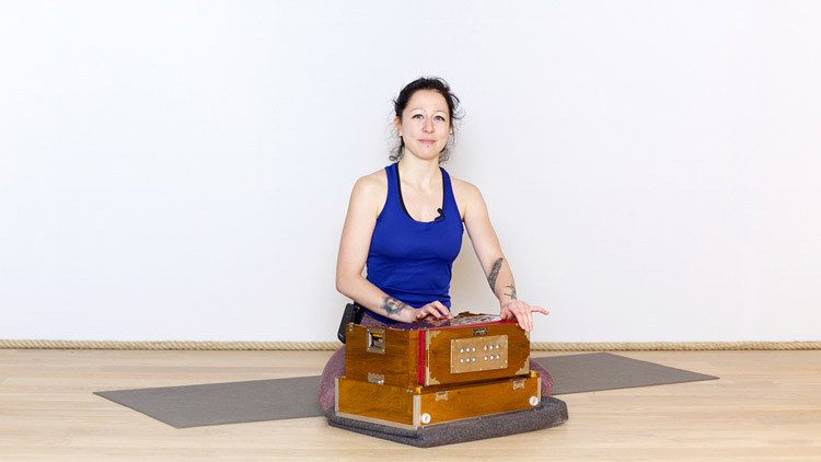 Suivre le cours de yoga en ligne Introduction au Yoga Jivamukti avec Laure Pépin | Présentations