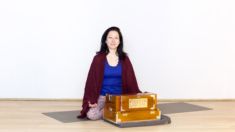 Suivre le cours de yoga en ligne Kirtan Jaya Sita Ram Jaya Hanuman avec Laure Pépin | Méditation