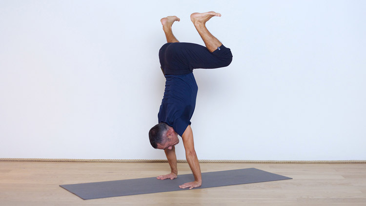 Suivre le cours de yoga en ligne Vers l’équilibre sur les mains 2/3 : équilibre du bassin jambes fléchies avec Benoît Le Gourriérec | Yoga Vinyasa
