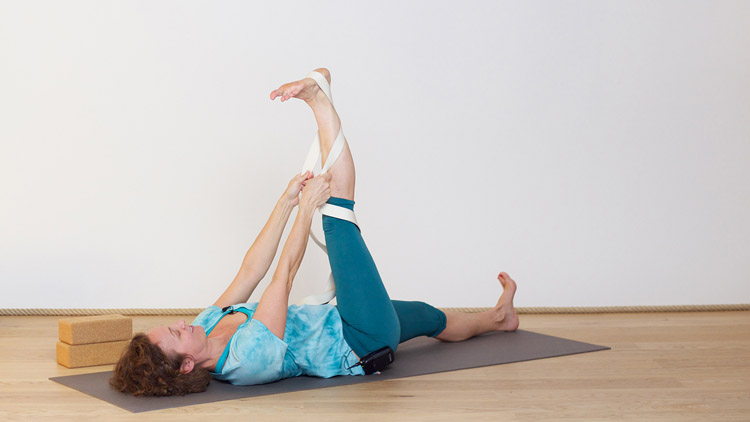 Suivre le cours de yoga en ligne Etirer l’arrière des jambes avec Delphine Denis | Hatha Yoga doux