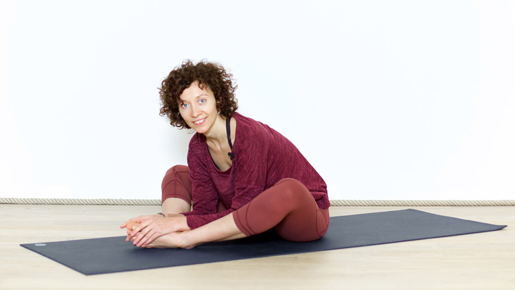 Suivre le cours de yoga en ligne Yoga & cycle féminin 1/4 : Les règles avec Tatiana Elle | Yoga de la femme